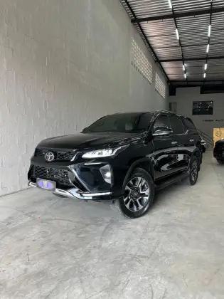 TOYOTA HILUX SW4 2.8 D-4D TURBO DIESEL DIAMOND 7L 4X4 AUTOMÁTICO