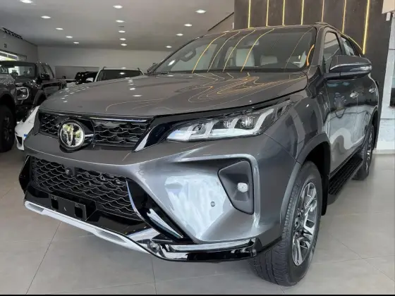 TOYOTA HILUX SW4 2.8 D-4D TURBO DIESEL DIAMOND 7L 4X4 AUTOMÁTICO TOYOTA HILUX SW4 2.8 D-4D TURBO DIESEL DIAMOND 7L 4X4 AUTOMÁTICO
