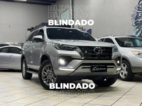 TOYOTA HILUX SW4 2.8 D-4D TURBO DIESEL SRX 7L 4X4 AUTOMÁTICO