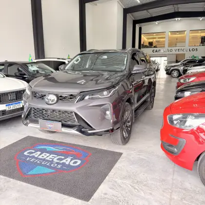 TOYOTA HILUX SW4 2.8 D-4D TURBO DIESEL SRX PLATINUM 7L 4X4 AUTOMÁTICO TOYOTA HILUX SW4 2.8 D-4D TURBO DIESEL SRX PLATINUM 7L 4X4 AUTOMÁTICO