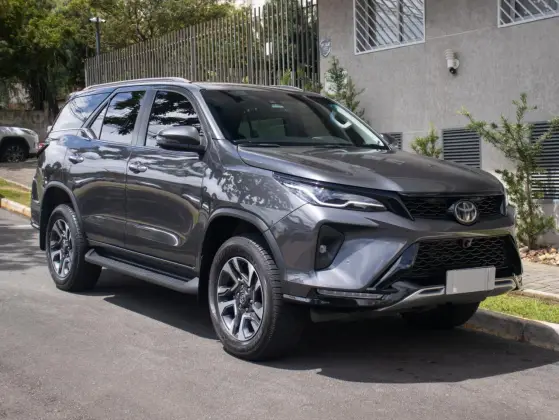TOYOTA HILUX SW4 2.8 D-4D TURBO DIESEL SRX PLATINUM 7L 4X4 AUTOMÁTICO TOYOTA HILUX SW4 2.8 D-4D TURBO DIESEL SRX PLATINUM 7L 4X4 AUTOMÁTICO