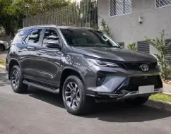 TOYOTA HILUX SW4 2.8 D-4D TURBO DIESEL SRX PLATINUM 7L 4X4 AUTOMÁTICO TOYOTA HILUX SW4 2.8 D-4D TURBO DIESEL SRX PLATINUM 7L 4X4 AUTOMÁTICO