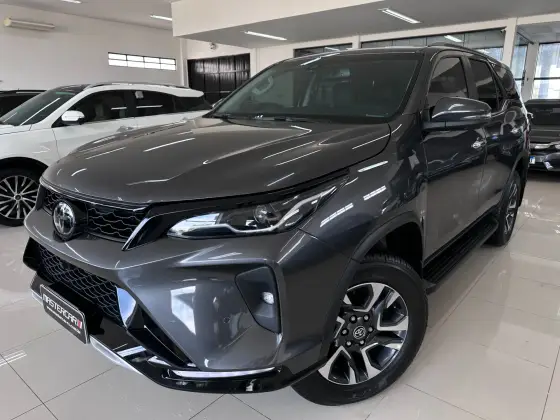 TOYOTA HILUX SW4 2.8 D-4D TURBO DIESEL SRX PLATINUM 7L 4X4 AUTOMÁTICO TOYOTA HILUX SW4 2.8 D-4D TURBO DIESEL SRX PLATINUM 7L 4X4 AUTOMÁTICO