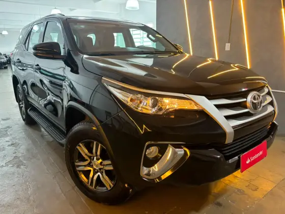 TOYOTA HILUX SW4 2.8 SR 4X4 16V TURBO INTERCOOLER DIESEL 4P AUTOMÁTICO TOYOTA HILUX SW4 2.8 SR 4X4 16V TURBO INTERCOOLER DIESEL 4P AUTOMÁTICO