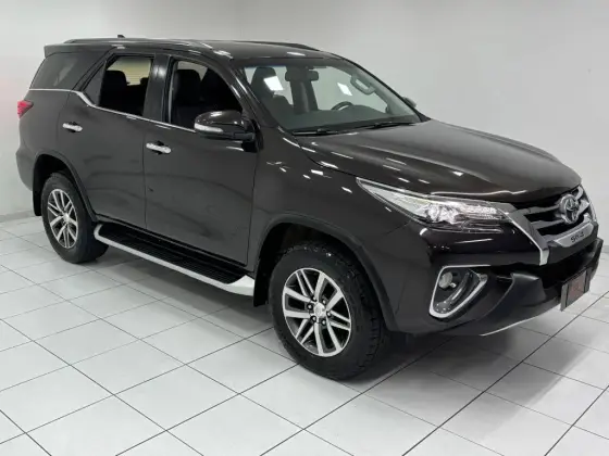 TOYOTA HILUX SW4 2.8 SRX 4X4 7 LUGARES 16V TURBO INTERCOOLER DIESEL 4P AUTOMÁTICO