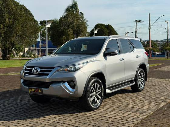 TOYOTA HILUX SW4 2.8 SRX 4X4 7 LUGARES 16V TURBO INTERCOOLER DIESEL 4P AUTOMÁTICO