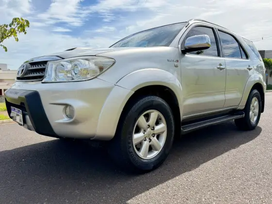 TOYOTA HILUX SW4 3.0 SRV 4X4 7 LUGARES 16V TURBO INTERCOOLER DIESEL 4P AUTOMÁTICO TOYOTA HILUX SW4 3.0 SRV 4X4 7 LUGARES 16V TURBO INTERCOOLER DIESEL 4P AUTOMÁTICO