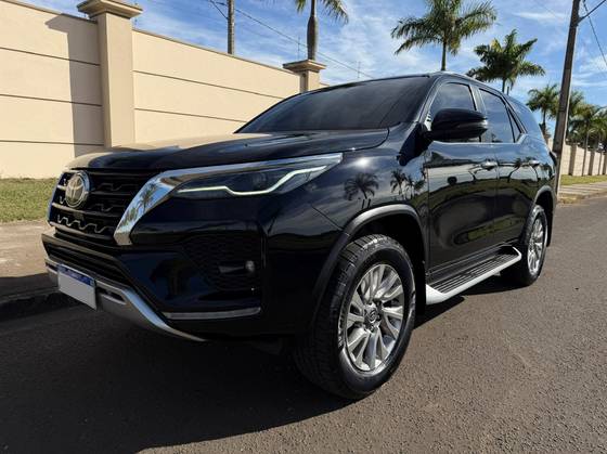 TOYOTA HILUX SW4 2.8 D-4D TURBO DIESEL SRX 7L 4X4 AUTOMÁTICO