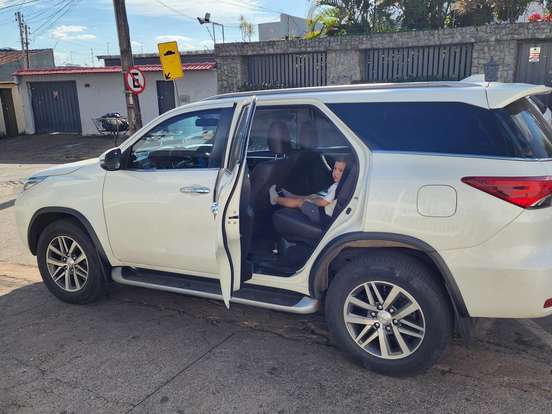 TOYOTA-HILUX SW4-2.8 SRX 4X4 7 LUGARES 16V TURBO INTERCOOLER DIESEL 4P AUTOMÁTICO TOYOTA-HILUX SW4-2019