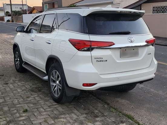 TOYOTA-HILUX SW4-2.8 SRX 4X4 7 LUGARES 16V TURBO INTERCOOLER DIESEL 4P AUTOMÁTICO TOYOTA-HILUX SW4-2019