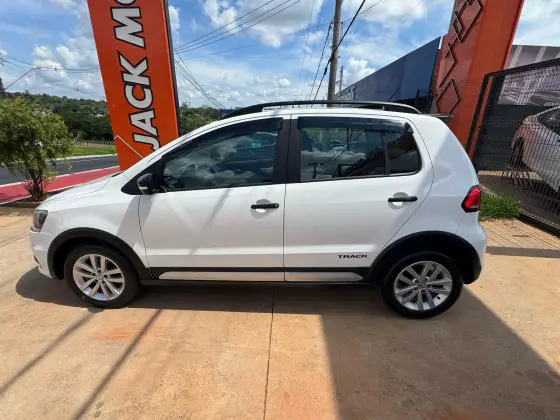 VOLKSWAGEN FOX 1.0 MPI TRACK 12V FLEX 4P MANUAL VOLKSWAGEN FOX 1.0 MPI TRACK 12V FLEX 4P MANUAL