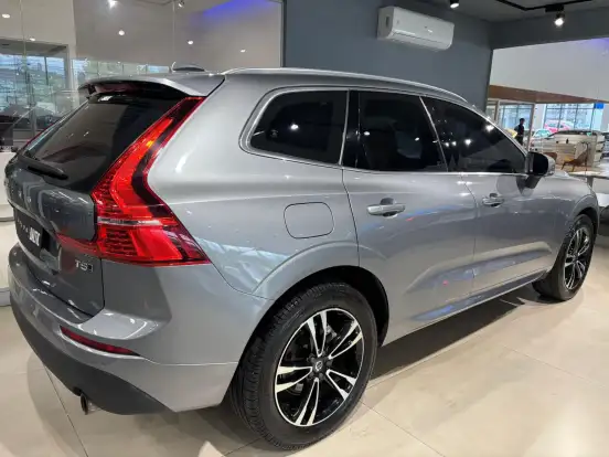 VOLVO-XC60-2.0 T5 GASOLINA MOMENTUM AWD GEARTRONIC VOLVO-XC60-2019