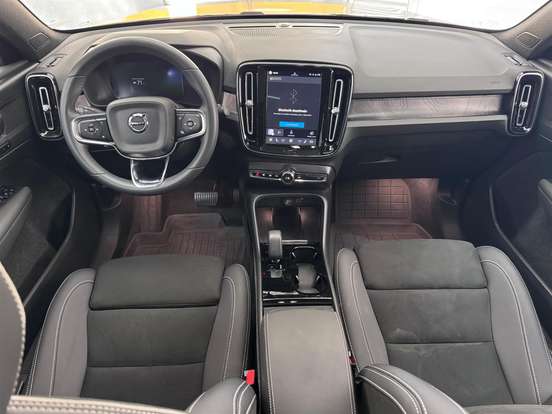 VOLVO-C40-2023