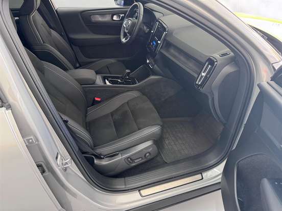 VOLVO-C40-2023