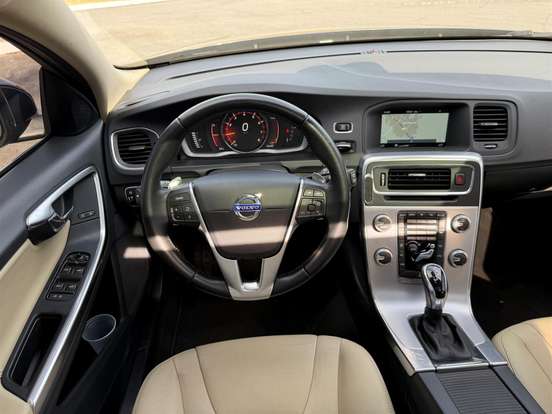 VOLVO-V60-2.0 T4 MOMENTUM GASOLINA 4P AUTOMÁTICO VOLVO-V60-2017