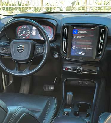 VOLVO-XC40-2019