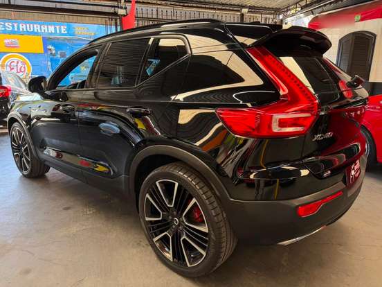 VOLVO-XC40-2019