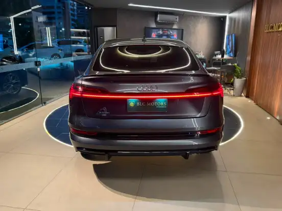 AUDI-E-TRON-2022