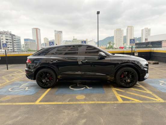 AUDI-Q8-2019
