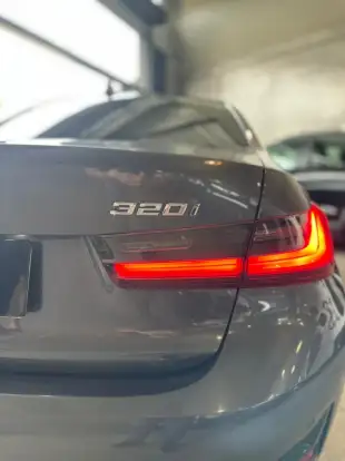 BMW-320i-2019