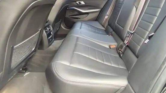 BMW-330e-2021