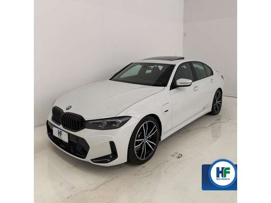 BMW-330e-2022