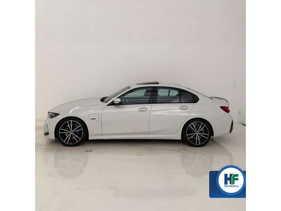 BMW-330e-2022