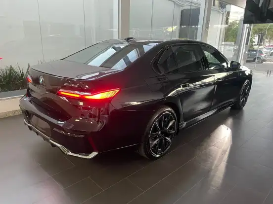 BMW-i7-2023