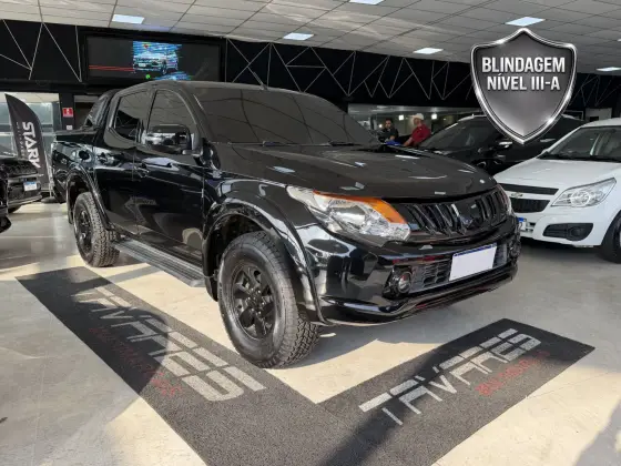 MITSUBISHI L200 TRITON 2.4 16V TURBO DIESEL SPORT HPE CD 4P 4X4 AUTOMÁTICO MITSUBISHI L200 TRITON 2.4 16V TURBO DIESEL SPORT HPE CD 4P 4X4 AUTOMÁTICO