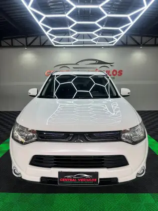 MITSUBISHI OUTLANDER 3.0 GT 4X4 V6 24V GASOLINA 4P AUTOMÁTICO MITSUBISHI OUTLANDER 3.0 GT 4X4 V6 24V GASOLINA 4P AUTOMÁTICO