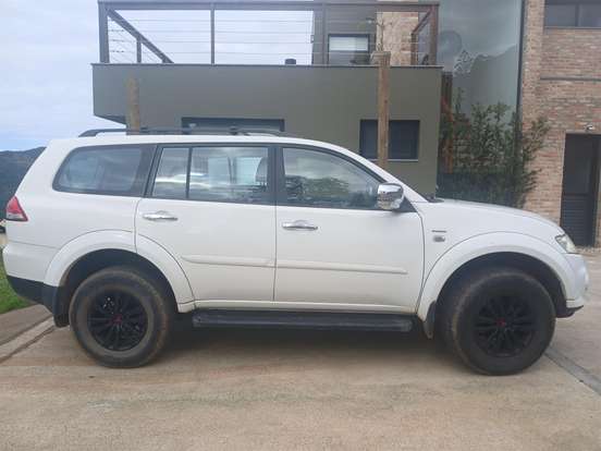 MITSUBISHI-PAJERO-2015
