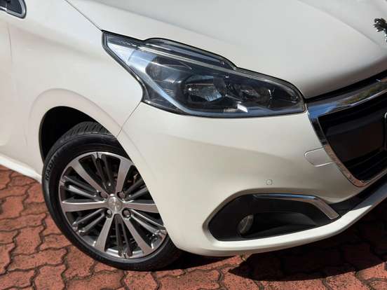 PEUGEOT-208-2018