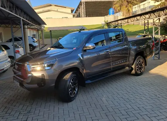 TOYOTA HILUX 2.8 D-4D TURBO DIESEL CD SRX 4X4 AUTOMÁTICO TOYOTA HILUX 2.8 D-4D TURBO DIESEL CD SRX 4X4 AUTOMÁTICO