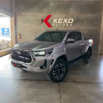 TOYOTA HILUX 2.8 D-4D TURBO DIESEL CD SRX PLUS 4X4 AUTOMÁTICO TOYOTA HILUX 2.8 D-4D TURBO DIESEL CD SRX PLUS 4X4 AUTOMÁTICO