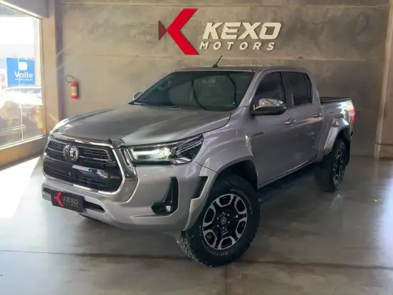 TOYOTA-HILUX-2.8 D-4D TURBO DIESEL CD SRX PLUS 4X4 AUTOMÁTICO TOYOTA-HILUX-2023