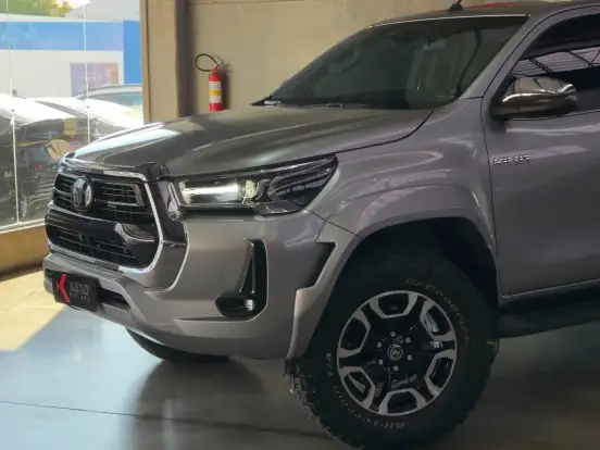 TOYOTA-HILUX-2.8 D-4D TURBO DIESEL CD SRX PLUS 4X4 AUTOMÁTICO TOYOTA-HILUX-2023