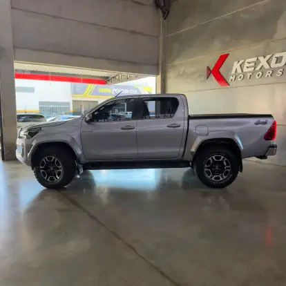 TOYOTA-HILUX-2023