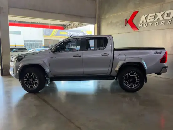 TOYOTA-HILUX-2.8 D-4D TURBO DIESEL CD SRX PLUS 4X4 AUTOMÁTICO TOYOTA-HILUX-2023