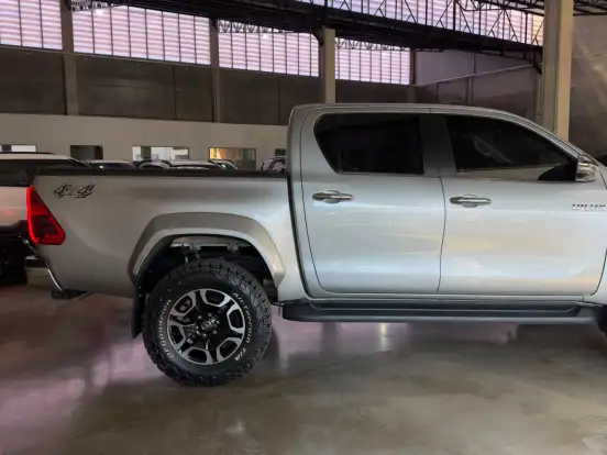TOYOTA-HILUX-2.8 D-4D TURBO DIESEL CD SRX PLUS 4X4 AUTOMÁTICO TOYOTA-HILUX-2023