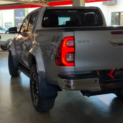 TOYOTA-HILUX-2023