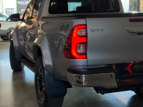 TOYOTA-HILUX-2.8 D-4D TURBO DIESEL CD SRX PLUS 4X4 AUTOMÁTICO TOYOTA-HILUX-2023