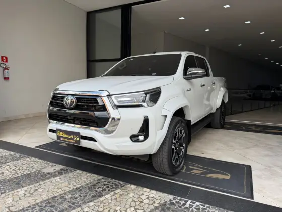 TOYOTA HILUX 2.8 D-4D TURBO DIESEL CD SRX PLUS 4X4 AUTOMÁTICO TOYOTA HILUX 2.8 D-4D TURBO DIESEL CD SRX PLUS 4X4 AUTOMÁTICO
