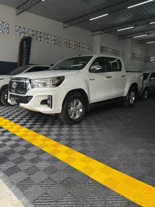 TOYOTA HILUX 2.8 SR 4X4 CD 16V DIESEL 4P AUTOMÁTICO TOYOTA HILUX 2.8 SR 4X4 CD 16V DIESEL 4P AUTOMÁTICO