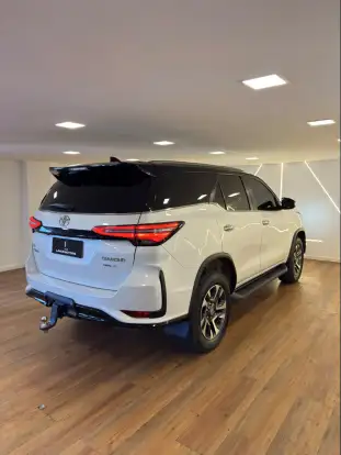 TOYOTA-HILUX SW4-2025