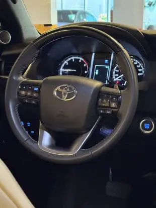 TOYOTA-HILUX SW4-2025