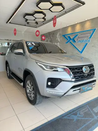 TOYOTA HILUX SW4 2.8 D-4D TURBO DIESEL SRX 7L 4X4 AUTOMÁTICO TOYOTA HILUX SW4 2.8 D-4D TURBO DIESEL SRX 7L 4X4 AUTOMÁTICO