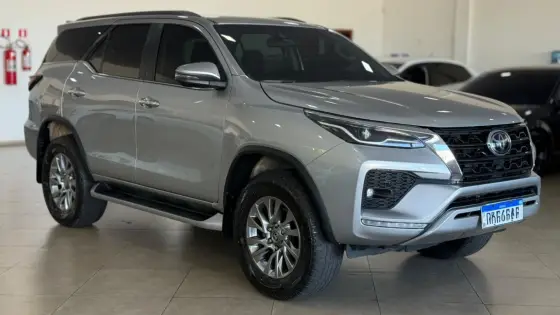 TOYOTA HILUX SW4 2.8 D-4D TURBO DIESEL SRX 7L 4X4 AUTOMÁTICO TOYOTA HILUX SW4 2.8 D-4D TURBO DIESEL SRX 7L 4X4 AUTOMÁTICO
