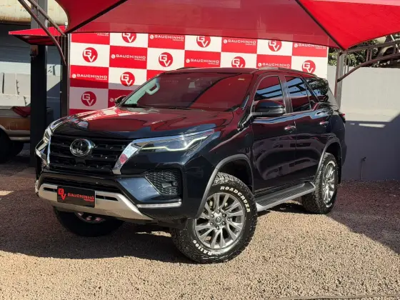 TOYOTA HILUX SW4 2.8 D-4D TURBO DIESEL SRX 7L 4X4 AUTOMÁTICO TOYOTA HILUX SW4 2.8 D-4D TURBO DIESEL SRX 7L 4X4 AUTOMÁTICO