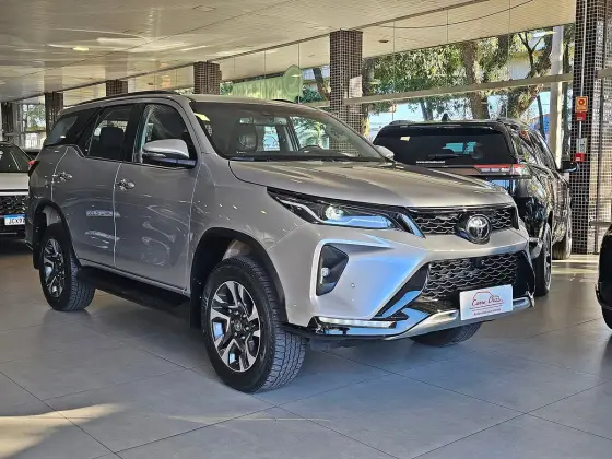 TOYOTA HILUX SW4 2.8 D-4D TURBO DIESEL SRX PLATINUM 4X4 AUTOMÁTICO TOYOTA HILUX SW4 2.8 D-4D TURBO DIESEL SRX PLATINUM 4X4 AUTOMÁTICO