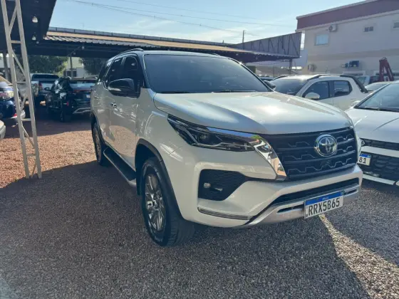 TOYOTA HILUX SW4 2.8 D-4D TURBO DIESEL SRX PLATINUM 7L 4X4 AUTOMÁTICO TOYOTA HILUX SW4 2.8 D-4D TURBO DIESEL SRX PLATINUM 7L 4X4 AUTOMÁTICO